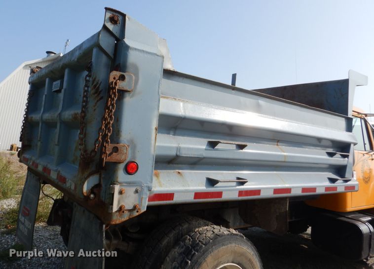 image for item HP9819 2000 International 4900  dump truck