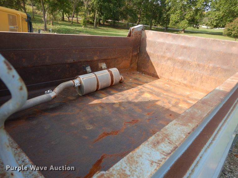 image for item HP9819 2000 International 4900  dump truck