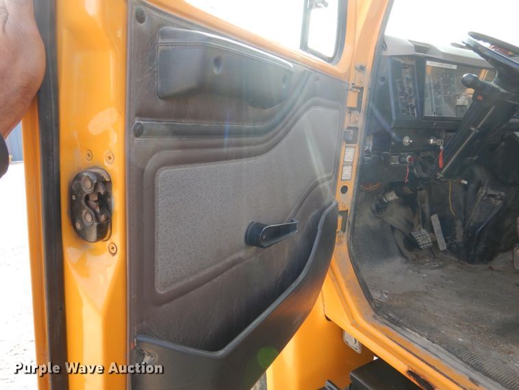 image for item HP9819 2000 International 4900  dump truck