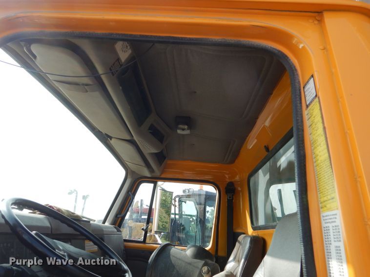 image for item HP9819 2000 International 4900  dump truck