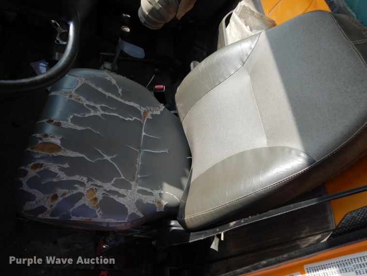 image for item HP9819 2000 International 4900  dump truck