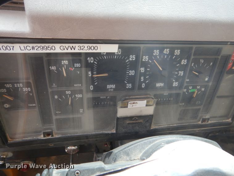 image for item HP9819 2000 International 4900  dump truck