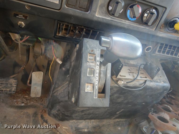 image for item HP9819 2000 International 4900  dump truck