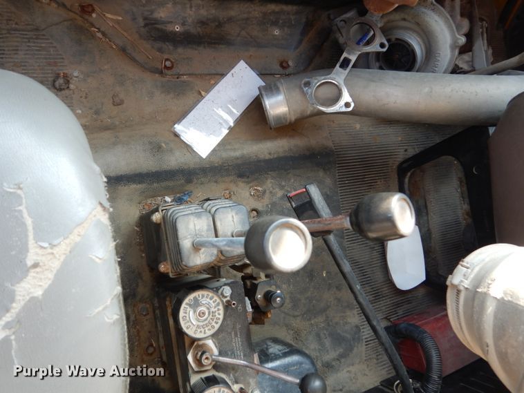 image for item HP9819 2000 International 4900  dump truck