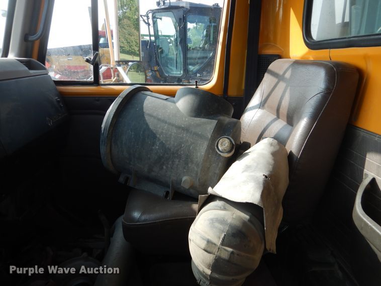 image for item HP9819 2000 International 4900  dump truck