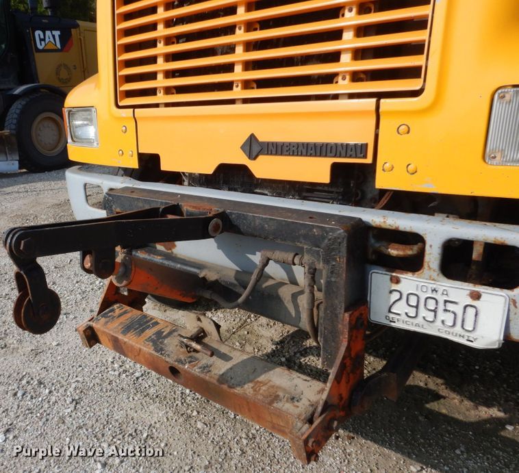 image for item HP9819 2000 International 4900  dump truck