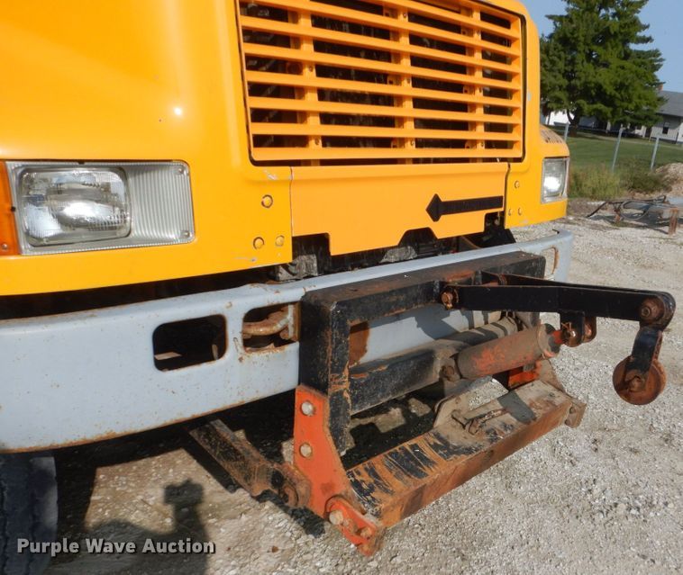 image for item HP9819 2000 International 4900  dump truck