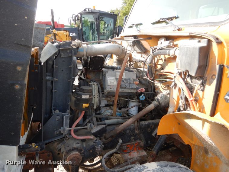 image for item HP9819 2000 International 4900  dump truck