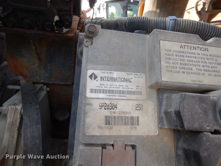 image for item HP9819 2000 International 4900  dump truck