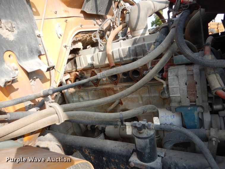 image for item HP9819 2000 International 4900  dump truck