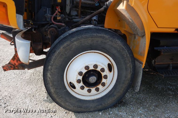 image for item HP9819 2000 International 4900  dump truck