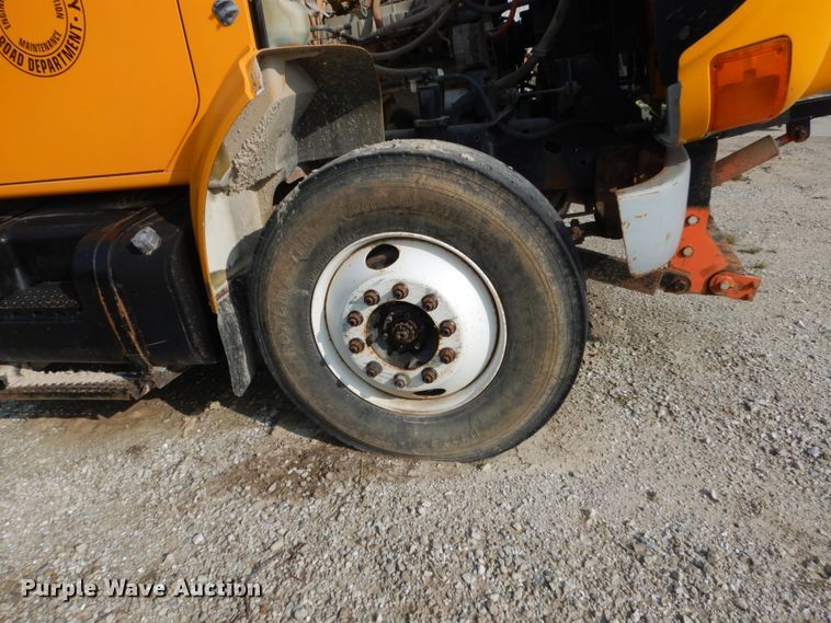 image for item HP9819 2000 International 4900  dump truck