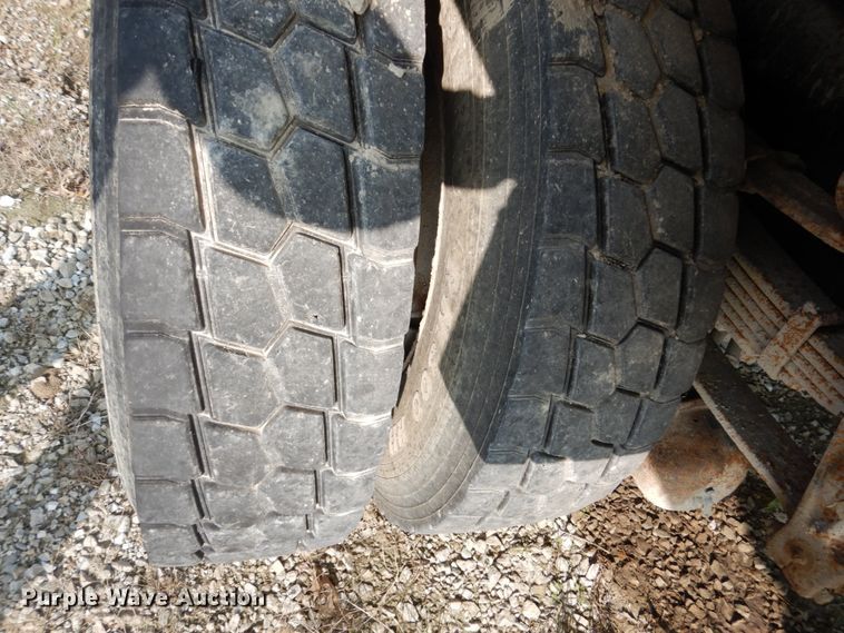 image for item HP9819 2000 International 4900  dump truck