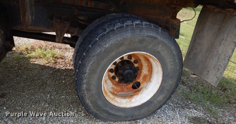 image for item HP9819 2000 International 4900  dump truck