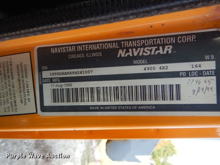 image for item HP9819 2000 International 4900  dump truck