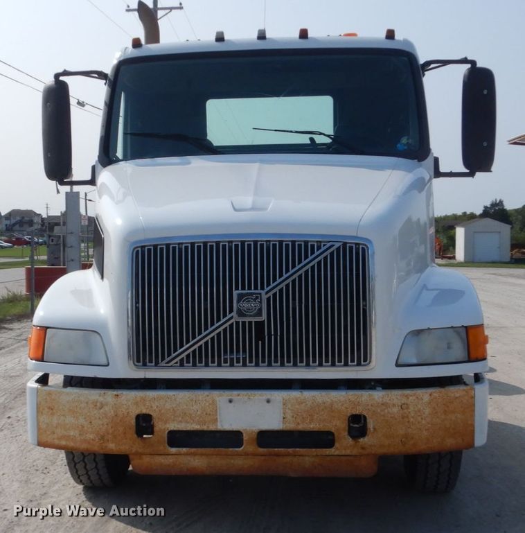 image for item HP9821 2000 Volvo VN  semi truck