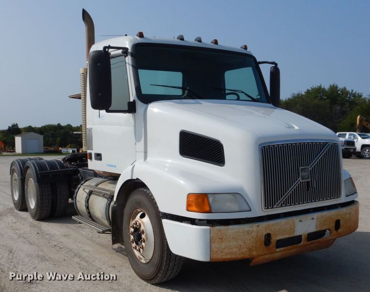 image for item HP9821 2000 Volvo VN  semi truck