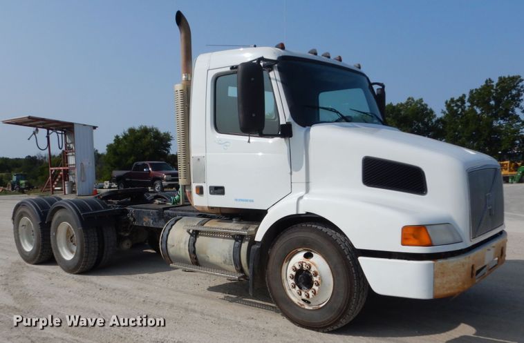 image for item HP9821 2000 Volvo VN  semi truck