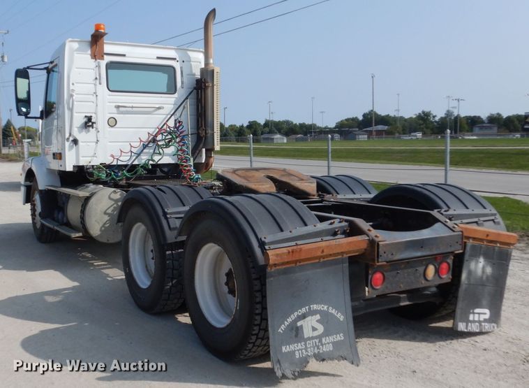 image for item HP9821 2000 Volvo VN  semi truck