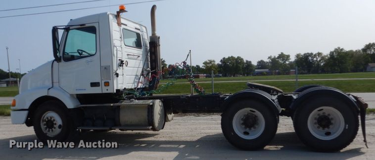 image for item HP9821 2000 Volvo VN  semi truck