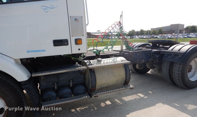 image for item HP9821 2000 Volvo VN  semi truck