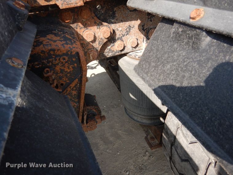 image for item HP9821 2000 Volvo VN  semi truck