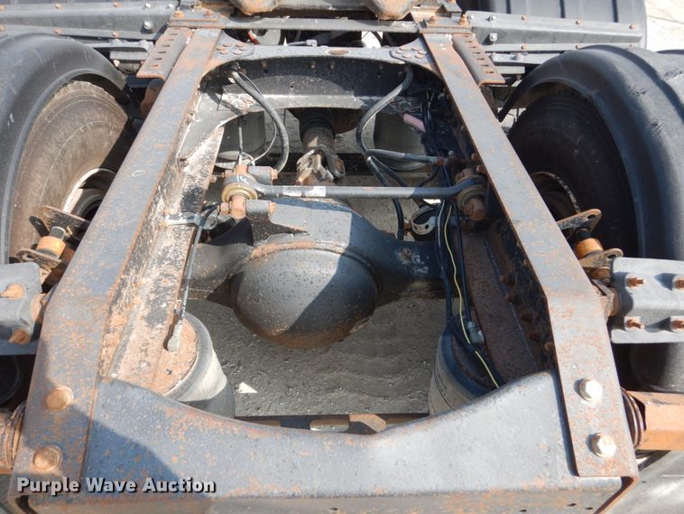 image for item HP9821 2000 Volvo VN  semi truck