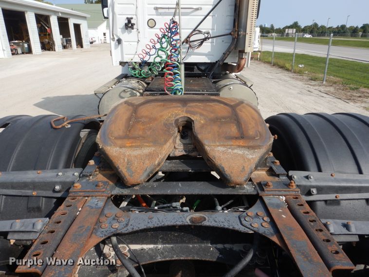 image for item HP9821 2000 Volvo VN  semi truck