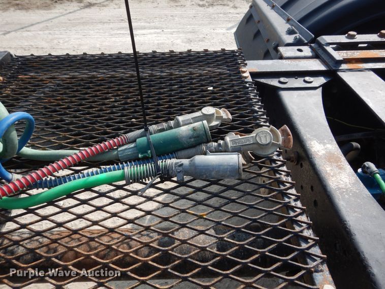 image for item HP9821 2000 Volvo VN  semi truck