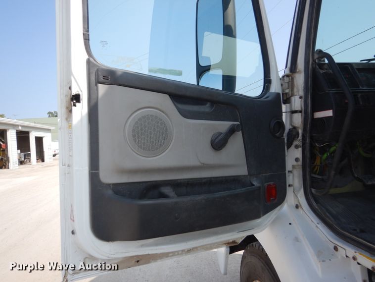 image for item HP9821 2000 Volvo VN  semi truck