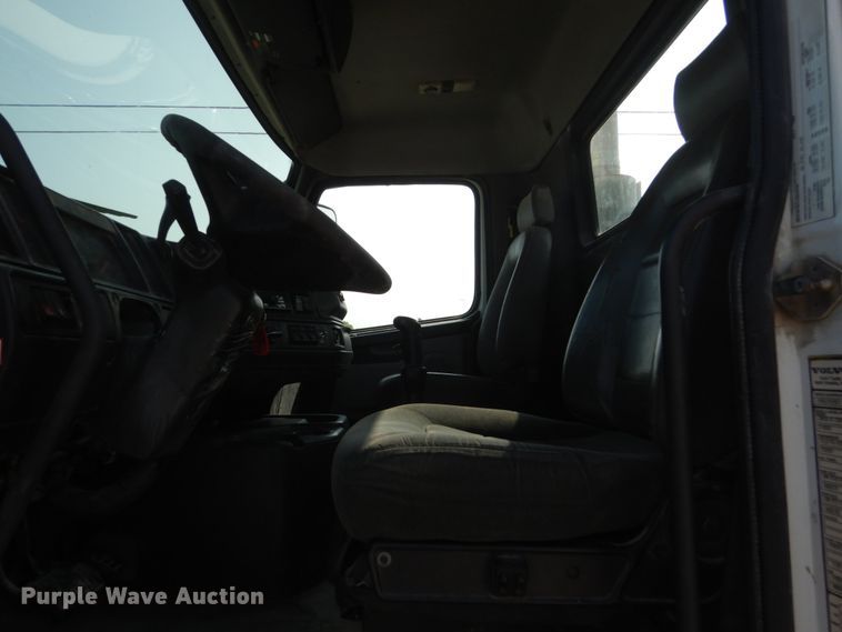 image for item HP9821 2000 Volvo VN  semi truck