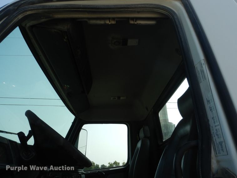 image for item HP9821 2000 Volvo VN  semi truck