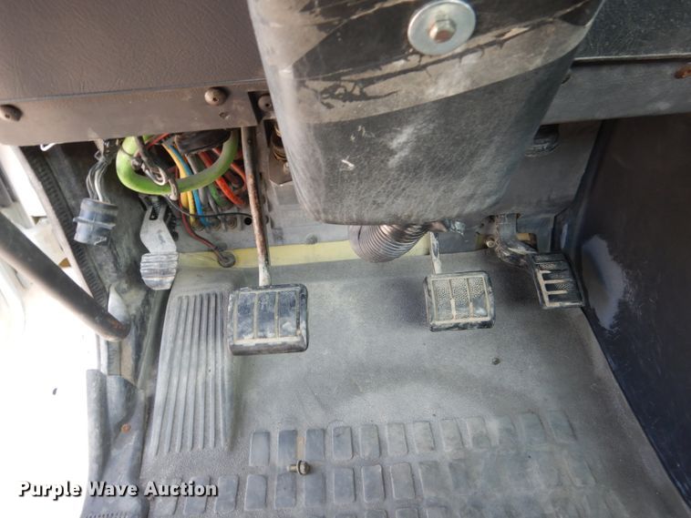 image for item HP9821 2000 Volvo VN  semi truck