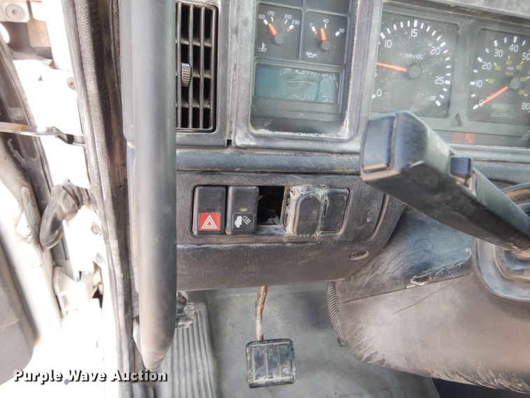 image for item HP9821 2000 Volvo VN  semi truck