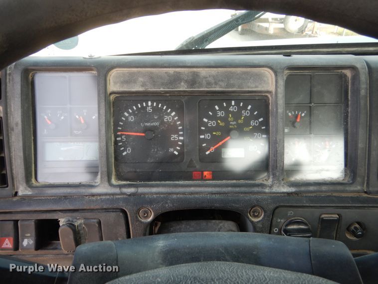 image for item HP9821 2000 Volvo VN  semi truck