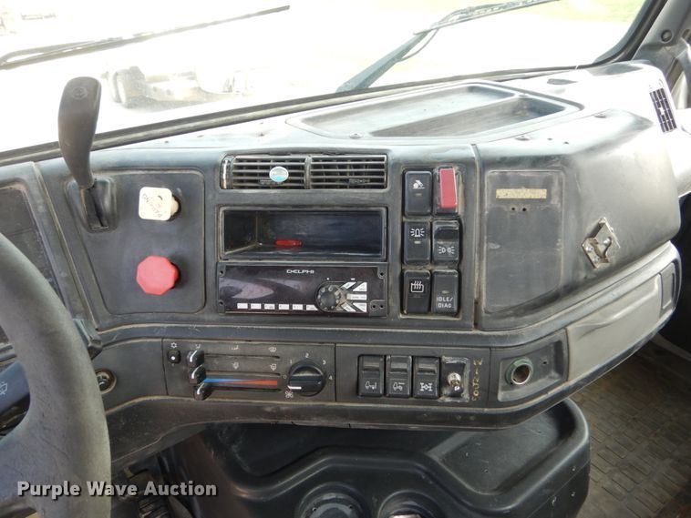 image for item HP9821 2000 Volvo VN  semi truck