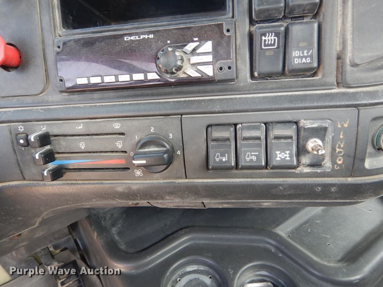 image for item HP9821 2000 Volvo VN  semi truck