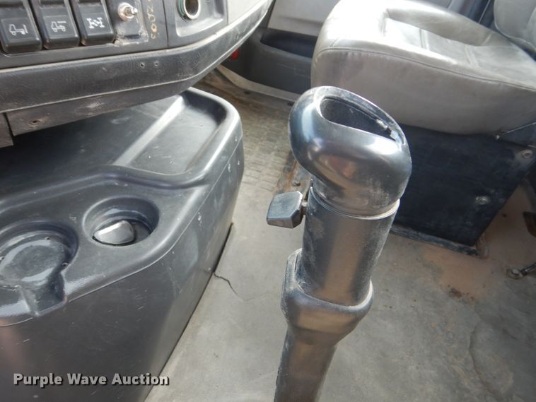 image for item HP9821 2000 Volvo VN  semi truck