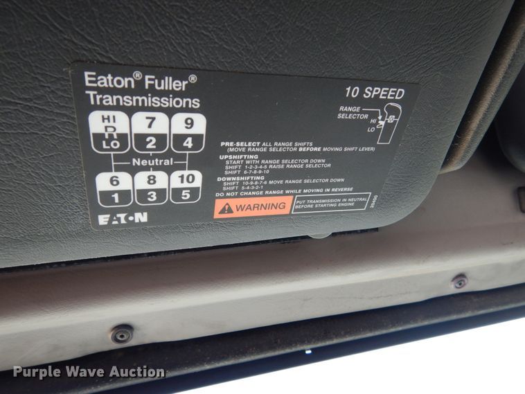 image for item HP9821 2000 Volvo VN  semi truck