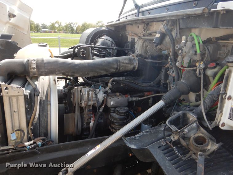 image for item HP9821 2000 Volvo VN  semi truck