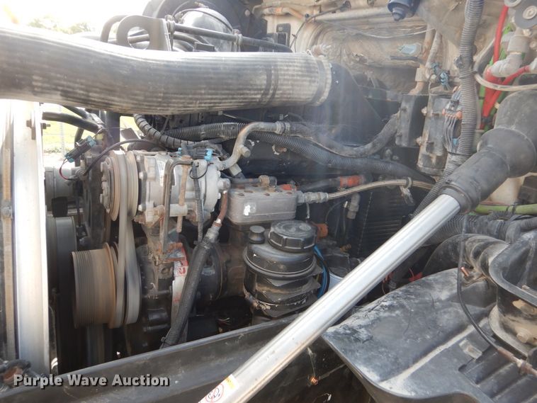 image for item HP9821 2000 Volvo VN  semi truck