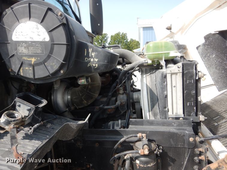 image for item HP9821 2000 Volvo VN  semi truck