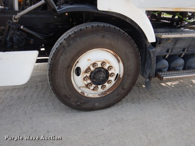 image for item HP9821 2000 Volvo VN  semi truck