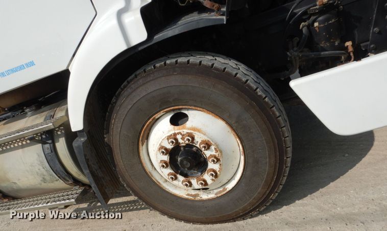 image for item HP9821 2000 Volvo VN  semi truck