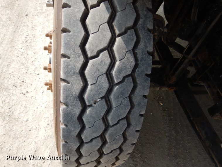 image for item HP9821 2000 Volvo VN  semi truck