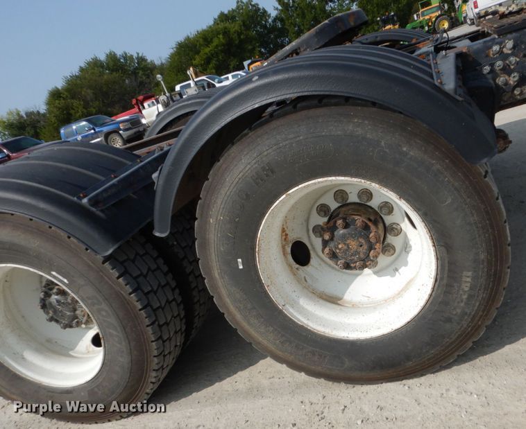 image for item HP9821 2000 Volvo VN  semi truck