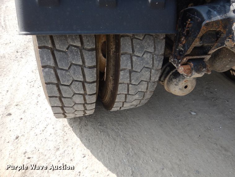 image for item HP9821 2000 Volvo VN  semi truck