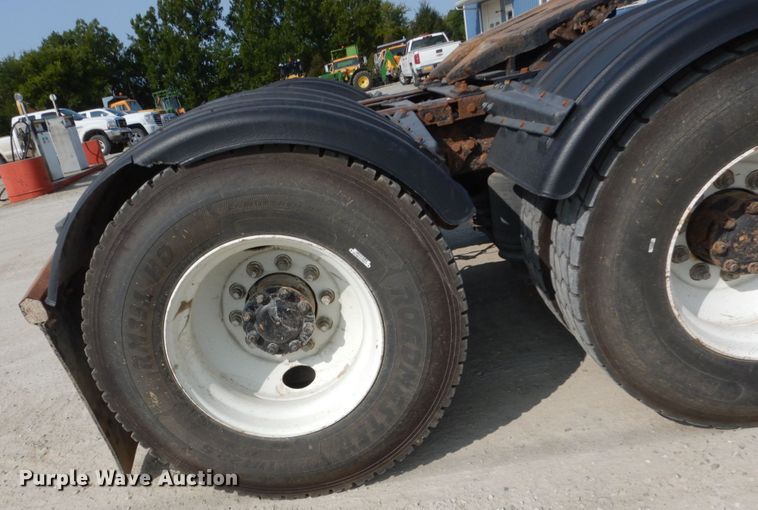 image for item HP9821 2000 Volvo VN  semi truck