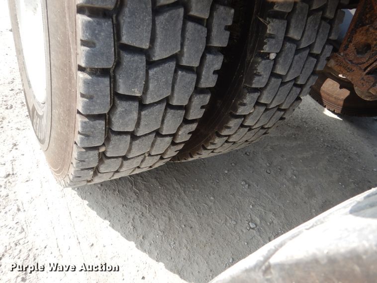 image for item HP9821 2000 Volvo VN  semi truck