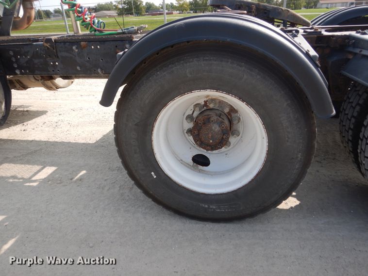 image for item HP9821 2000 Volvo VN  semi truck